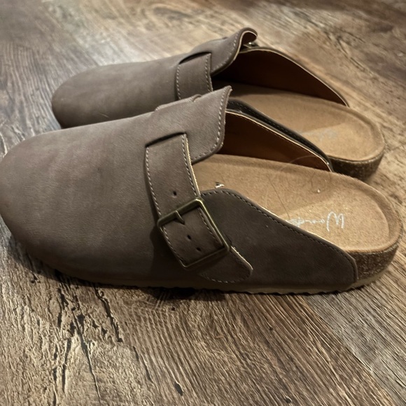 Brown Slip On Clogs Women's Size 7 - Picture 2 of 2